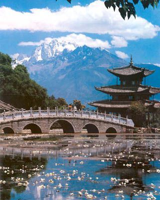 Lijiang, brug en zicht op de bergen