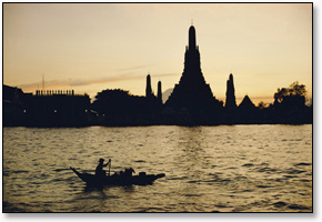 Bangkok, skyline vanop de rivier